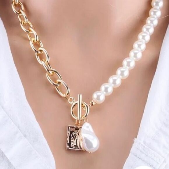 5 STARS ⭐️ Pearls And Chain Necklace Costume Jewelry RESTOCKED ⭐️ - Picture 2 of 5